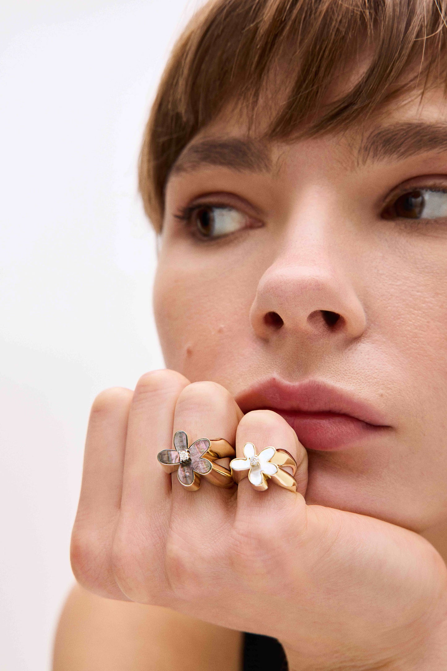 Flower Ring with Mother of Pearl and Diamond