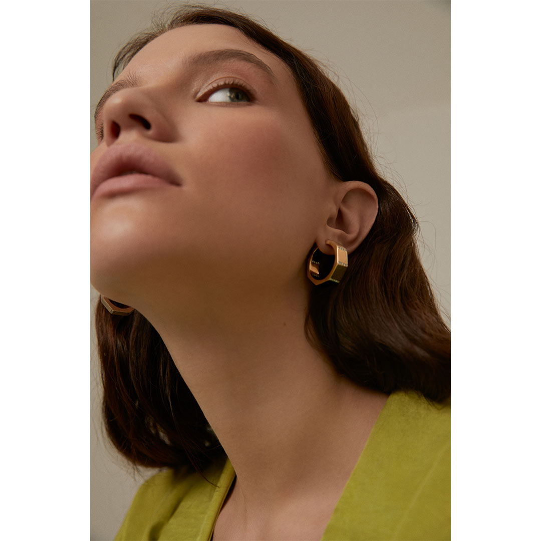 Geometric Hoops with Diamonds