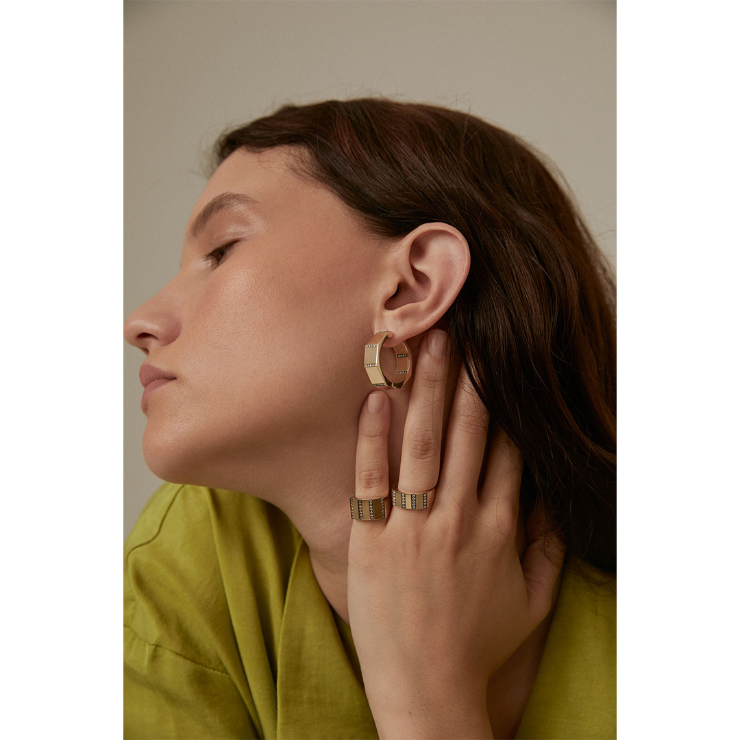 Geometric Hoops with Diamonds